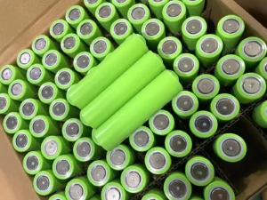 The difference and use of 18650 battery and 217...