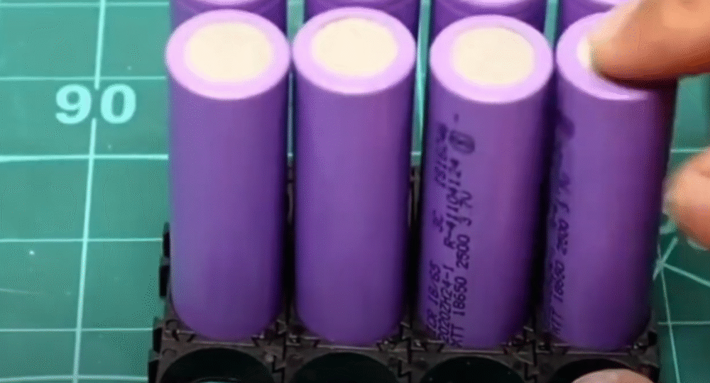 Assembling the lithium batteries use holders