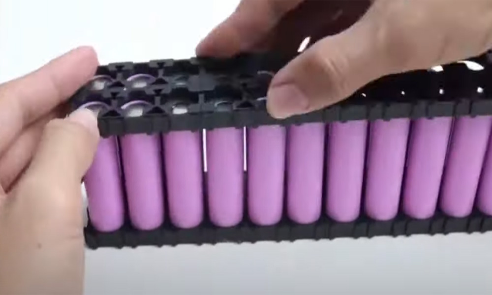Assemble 22V 10ah battery pack of 18650 lithium batteries cells